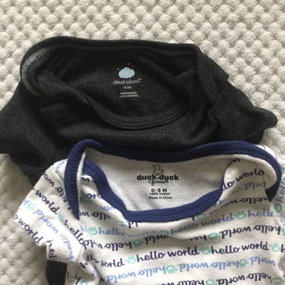 BUNDLE 0\3 Month 2 FOOTIES 4 ONESIES NWOT - Picture 4 of 8